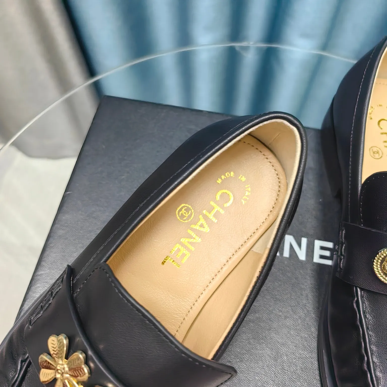 👟👟Ex-factory price 640👟👟 Chanel 24A latest handmade loafers! Counter purchasing version! ! The most difficult to buy handmade shoes at the counter. Classic logo element hardware design. Really super good-looking. Thousands of people are asking for it. Even second-class luxury products are priced at a premium. Size: 35-39. Other sizes are determined.